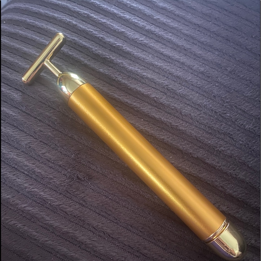 Electronic facial roller